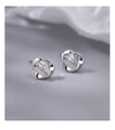 Detail van zilveren S925 Mobius oorknopjes met schitterende ronde zirkonia steentjes - Zilveren fonkelende Zirconia Mobius-oorknopjes