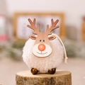 Adorno de reno navideño hecho de lana de cordero blanca con cabeza de madera y nariz roja - Blanco