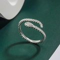 Elegante slangvormige zilveren ring met groene stenen ogen en glinsterende zirkonia kristallen - Kleine Slang Ring