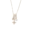 Detail van zilveren sterhanger met zirkonia en witte parel aan een fijne ketting - Vierpuntige Ster Zirkonia Parel / Zilver