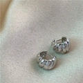 Orecchini a cerchio a torsione in argento con finitura lucida e design minimalista chic - Argento