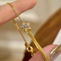 Elegante pulsera de cadena dorada con diseño asimétrico y colgante de estrella de circón - Pulsera de Circonita Cometa
