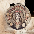 Tambor chamánico estilo indio con diseño de tocado de plumas sobre piedra real - Tambor Belleza India