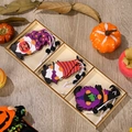 Set aus drei Halloween-Wichteln aus Holz in einem rustikalen Tablett zur Dekoration - Stil A / In Holzkiste verpackt