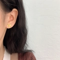 Minimalistische goldene Gardenie-Ohrstecker mit matter Textur für Damen - Gold