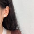 Minimalistische weiße Gardenien-Ohrstecker am Modell in Seitenansicht für einen edlen Look - Silber