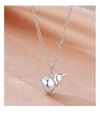 Détail macro du pendentif gourde argentée avec zircons micro-incrustés et poli miroir - Collier Gourde Zirconia Or Blanc