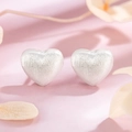 Dettaglio macro di orecchini a cuore in argento con finitura in metallo spazzolato di pregio - Orecchini a cuore spazzolato / Grande