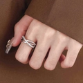 Schicker silberfarbener X-förmiger dreilagiger Ring mit funkelnden Zirkonia-Einlagen - Silber - Kreuzlinien (DDTR376)