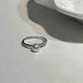 Makro-Detail von S925 Sterlingsilberring mit Perle und Pavé-Mikro-Inlay-Akzenten - Pave Zirkonia Weiße Perle (6mm)
