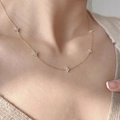 Elegante goldene Choker-Halskette mit fünf diamantbesetzten Kleeblatt-Anhängern für Damen - Gold