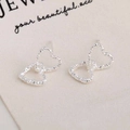 Dettaglio orecchini a lobo a forma di cuore in argento con finitura glitterata - Argento
