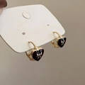 Elegante Creolen in Gold mit schwarzen Emaille-Herzen und goldenem Schleifendetail - Schwarz/Gold