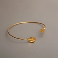 Detailaufnahme des goldenen Armreifs mit feinen Blattstrukturen im französischen Stil - Blatt Armreif (Gold)