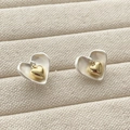 Detalle de pendientes de corazón bicolor con acabado en plata cepillada y dorado - Estilo de Corazón Cepillado en Color de Contraste