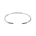 Vista detallada del brazalete de plata con pavé de gemas negras redondas incrustadas - Plata Circonita Negra