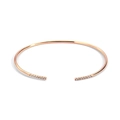 Detalle macro de pulsera abierta de oro rosa con circonitas brillantes en los extremos - Oro rosa con circonita blanca
