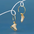 Pendientes de aro con patines de hielo dorados y circonitas brillantes vista lateral - Dorado