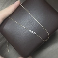 Elegante collar de oro con tres piedras de circón y una cadena de caja clásica - Collar de triple circonita con microincrustaciones / Plateado