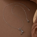 Collar con colgante de volante y raqueta de bádminton de plata sobre fondo de papel - Plateado