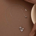 Primer plano del collar de plata S925 con flor de circón, perla y marca grabada - Collar de Círculo de Flor de Circonita Blanca - Plata