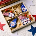 Gnomi patriottici in legno con motivi bandiera USA in una scatola a quattro scomparti - Stile B