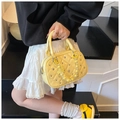 Detail der gelben gesteppten Boston Bag mit silbernen Nieten und dekorativer Perlenkette - Ohne Perlenanhänger / Gelb