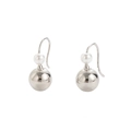 Vista detallada de pendientes de gota minimalistas plateados con perla y esfera pulida - Plateado