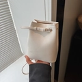 Minimalistische witte emmertas met litchi-patroon en zilveren gesp voor dames - Gebroken Wit - Zonder Hanger