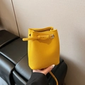 Mini crossbody emmertas in heldergeel generfd leer met zilverkleurige metalen gesp - Gember Geel - Zonder Hanger