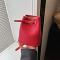 Minimalistische rode dames emmertas van generfd leer met een zilveren gesp detail - Rood - Geen Hanger