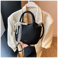 Sac bandoulière noir avec texture litchi et charmant pendentif nœud en perles - Avec Pendentif / Noir