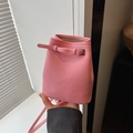 Roze mini emmerzak van lychee leer met zilveren gesp en verstelbare smalle schouderriem - Roze - Zonder Hanger