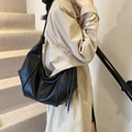 Bolso hobo minimalista de cuero suave negro con correa de hombro anudada para uso diario - Negro