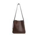 Braune Leder-Eimertasche mit minimalistischen Nähten und verstellbarem Riemen - Kaffeebraun