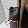 Minimalistische schwarze Mini-Beuteltasche mit Litschi-Textur und silberner Schnalle - Schwarz - Ohne Anhänger