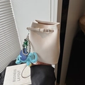 Weiße Eimertasche mit Litschi-Struktur, blauem Elefanten-Anhänger und Silberschnalle - Reisweiß - Mit Anhängern
