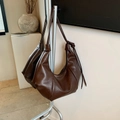 Bolso medialuna de cuero marrón oscuro con detalles plisados y correa ajustable - café