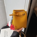 Gelbe Mini-Beuteltasche aus genarbtem Leder mit Elefanten-Anhänger und dünnem Gurt - Ingwergelb Mit Anhänger