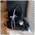Detalle de bolso negro brillante con lazo de encaje y colgante de corazón de perlas - Con Colgante / Negro