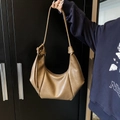 Bolso de media luna en piel sintética marrón suave con nudo decorativo y estilo minimalista chic - Marrón