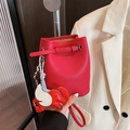 Rote Eimer-Handtasche aus genarbtem Leder mit einem süßen Elefanten-Anhänger - Rot - Mit Anhängern