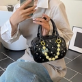 Schwarze Bowlingtasche aus Lackleder mit Steppmuster, Strass und Schmetterlingsanhänger - Ohne Perlenanhänger / Schwarz