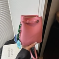 Rosa Mini-Eimertasche aus genarbtem Leder mit blauem Elefantenanhänger und Gurt - Rosa - Mit Anhänger