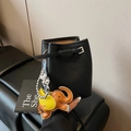 Mini-Beuteltasche aus schwarzem Lychee-Leder mit braun mit braunem Elefantenanhänger und Riemen - Schwarz - Mit Anhänger