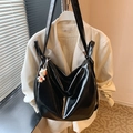 Glänzende schwarze Halbmond-Hobo-Tasche aus Kunstleder mit weißem Hasen-Anhänger für Damen - Einheitsgröße / Schwarz