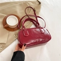 Borsa a mano bowling bordeaux in finta pelle con finiture dorate e tracolla - Rosso