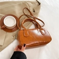 Borsa a mano vintage marrone stile bowling con dettagli dorati e tracolla sottile - Marrone
