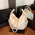 Minimalistischer cremeweißer glänzender Lederrucksack mit Hasenanhänger und Silberzipper - Einheitsgröße / Weiß