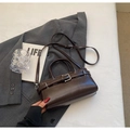 Bolso bandolera de cuero sintético marrón oscuro con asa y hebilla decorativa - Sin colgante / Café